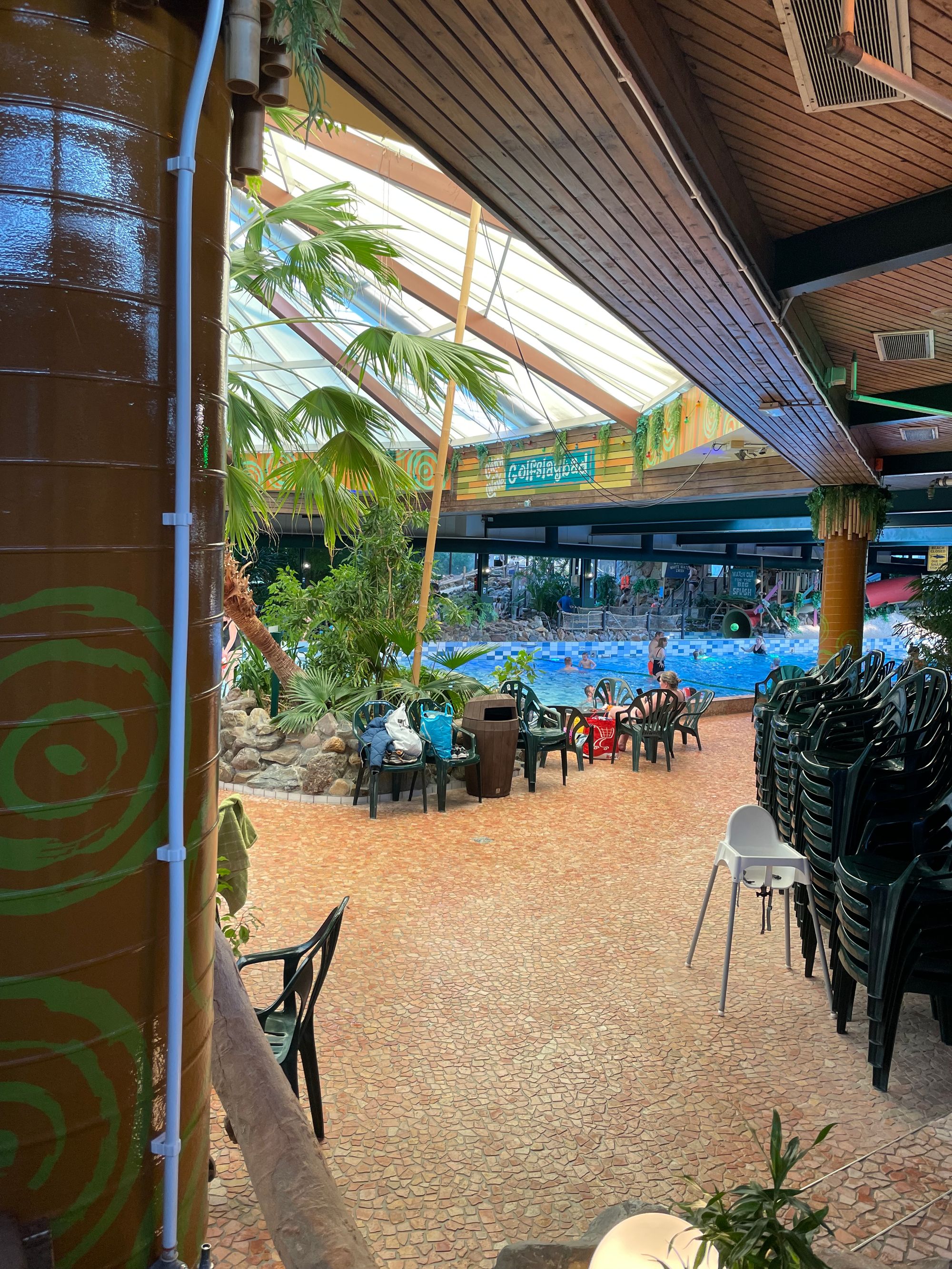 Wat te doen tegen rugpijn? Door de wildwaterbaan of rust?