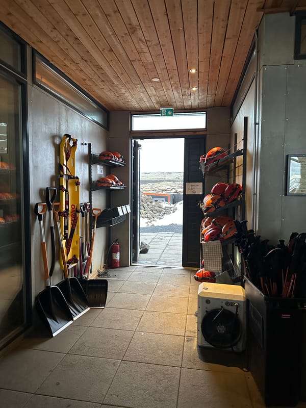 Bezoek aan de Raufarhólshellir Lava Tunnel in IJsland